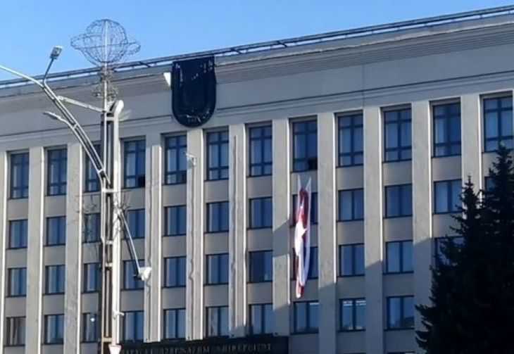 Напротив Дома правительства вывесили огромный БЧБ-флаг Напротив Дома правительства вывесили огромный БЧБ-флаг