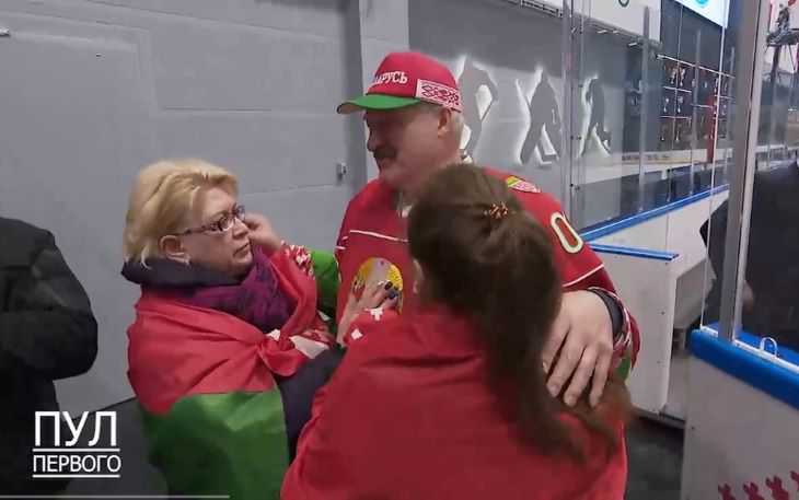 «Мы вас очень любим. Вы самый лучший президент»: Болельщицы бросились к Лукашенко после хоккейного матча
