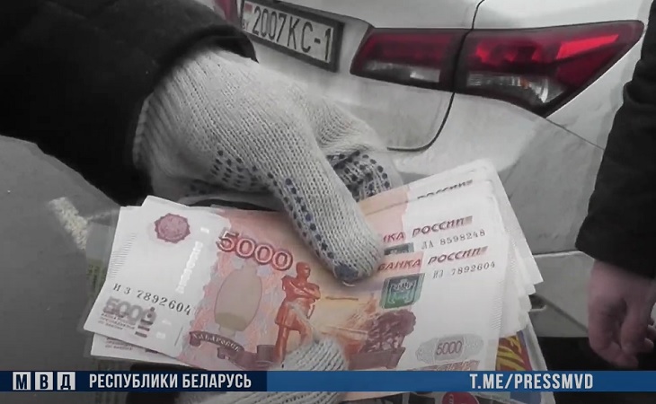 В Барановичах директор «Атланта» во время задержания забаррикадировался в кабинете и пытался спрятать взятку в унитаз