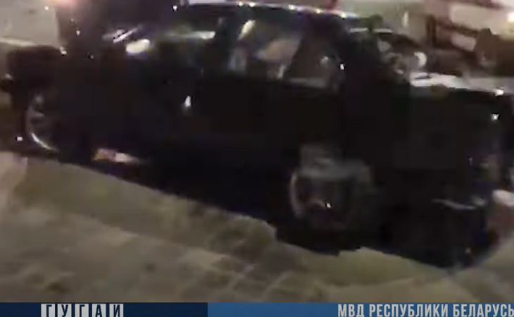 В Бресте пьяный на BMW влетел в разделительное ограждение: погиб пассажир