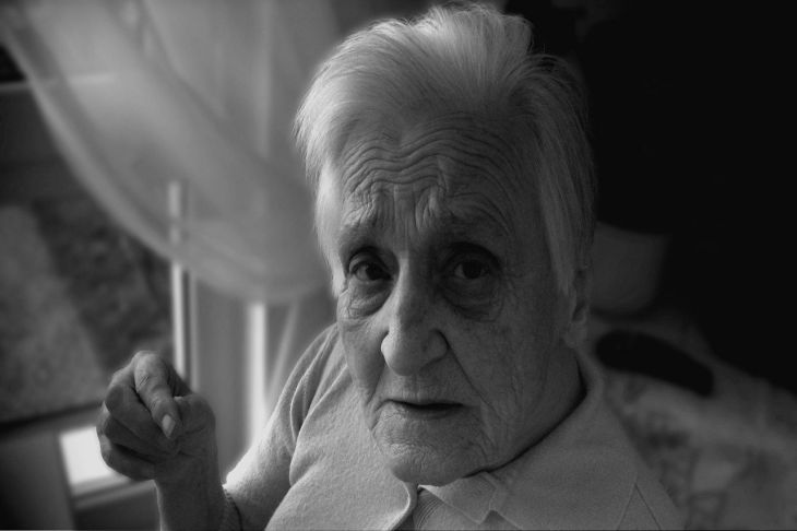 Женщина Деменция