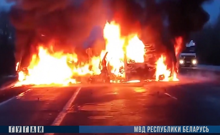 Под Крупками лобовое ДТП: горело два буса, водители погибли