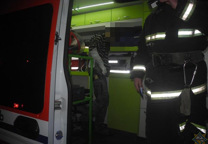 В Гомеле трое мужчин спасли лежавшего на полу сторожа скорая