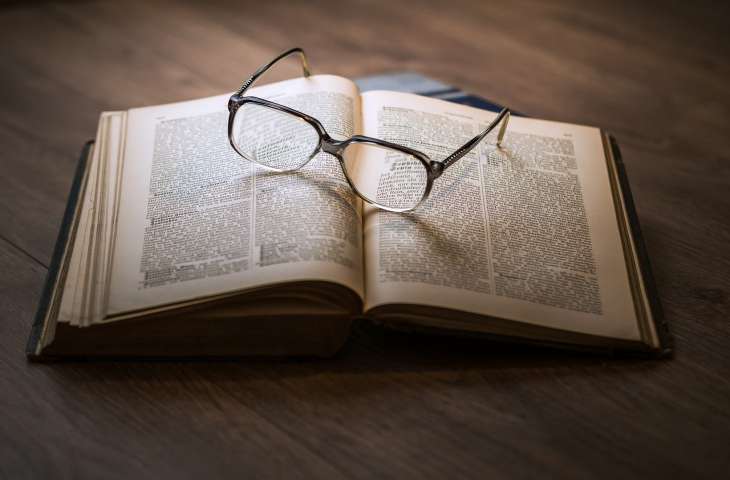 Книга, очки