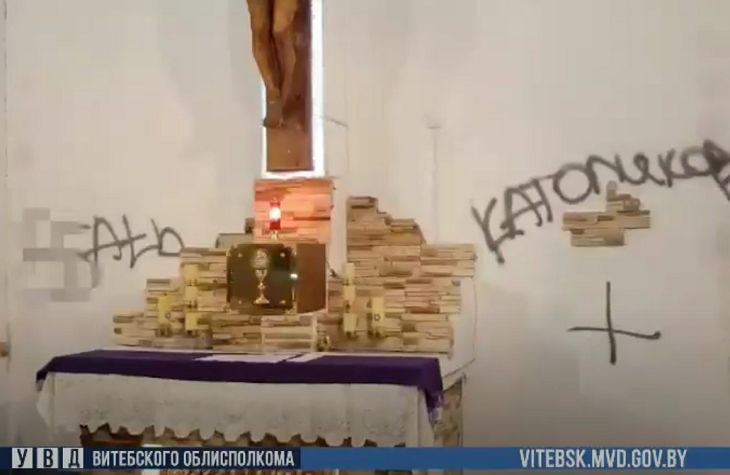 В Новолукомле двое парней осквернили костел костел
