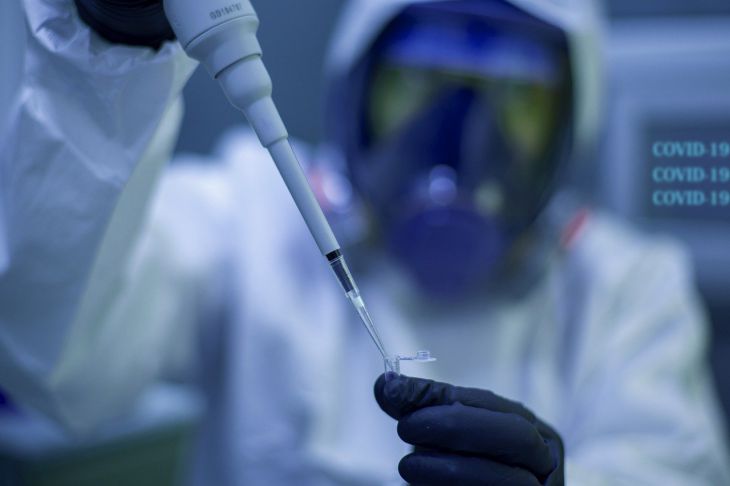 Ученые выяснили, могут ли существующие вакцины защитить от бразильского штамма коронавируса Вакцина Лаборатория