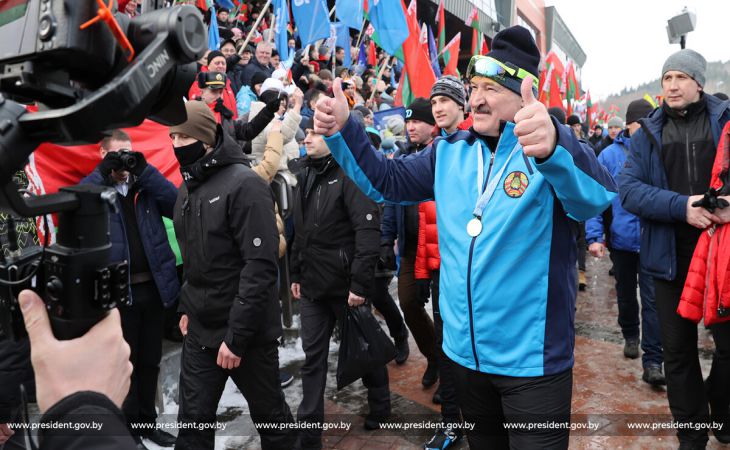 «И в штаны залезли!»: Лукашенко прокомментировал фильм о «золотом дне»