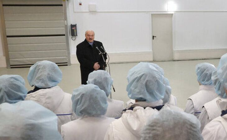 Власти позаботятся о белорусах: всех провакцинируют, кто захочет. Всем вколят Лукашенко