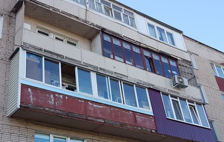 Суд насчитал минчанину 359 рублей за снятие флага с балкона