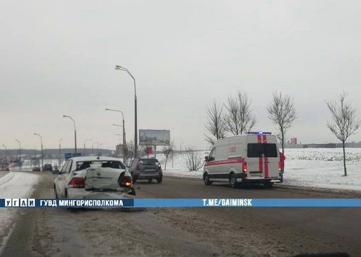 В Минске такси влетело в столб и отправило девушку в больницу ДТП