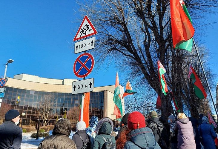 В США отреагировали на митинг под своим посольством в Минске митинг