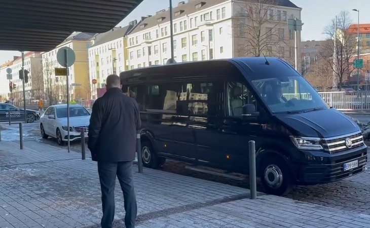 Кортеж бизнес-класса и охрана сопровождают Тихановскую в Хельсинки Кортеж бизнес-класса и охрана сопровождают Тихановскую в Хельсинки