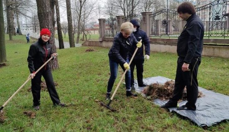 Президент и министры взялись за лопаты и грабли: кто и где трудится на субботнике 17 апреля