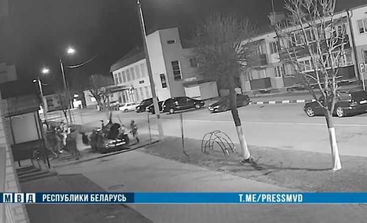 На Могилевщине водитель Audi въехал в толпу людей возле бара: страшные кадры