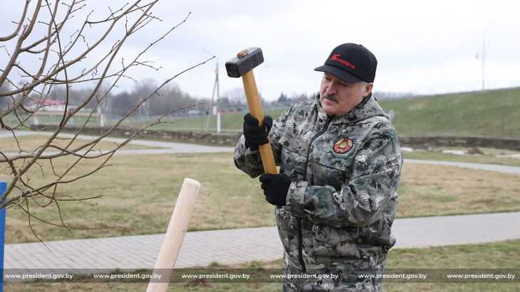 Лукашенко: «Мое любимое занятие — украшать землю и территорию»