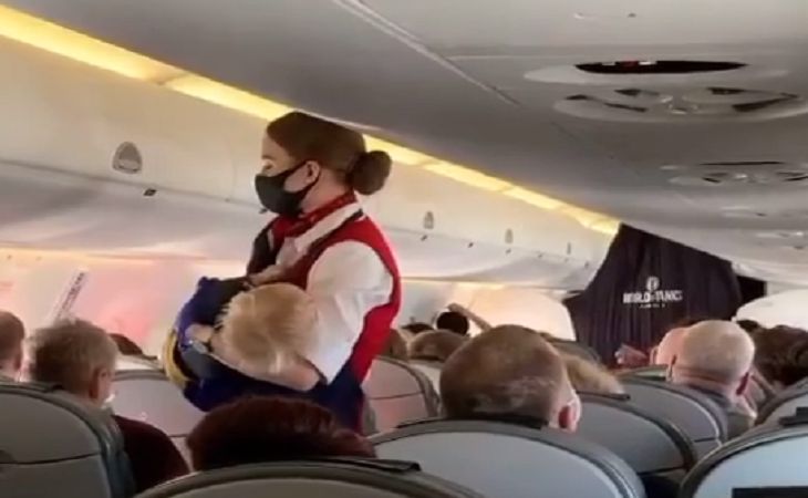 В «Белавиа» прокомментировали ролик со стюардессой, укачивающей в полете ребенка пассажирки