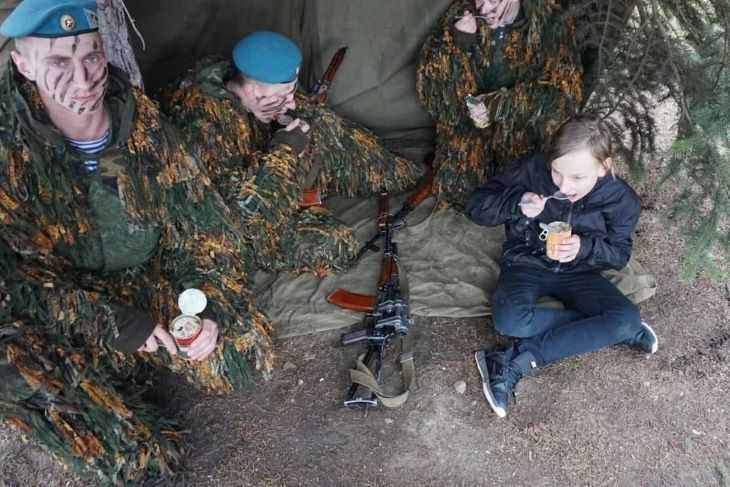 Решили перевоспитать: что сделали витебские десантники с мальчиком, который плевал на воинские могилы Решили перевоспитать: что сделали витебские десантники с мальчиком, который плевал на воинские могилы