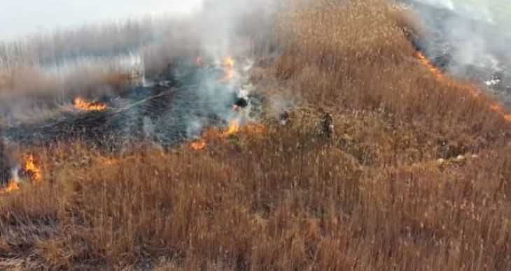 Бесстрашные рыбаки из Слуцка снова удивляют: посмотрите, как они пробирались сквозь огонь 