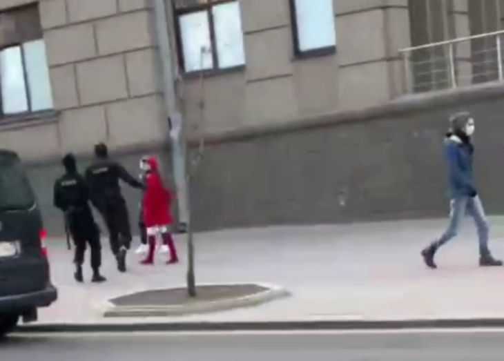 Жительницу Минска оштрафовали на 2610 рублей за красно-белую одежду Жительницу Минска оштрафовали на 2610 рублей за красно-белую одежду