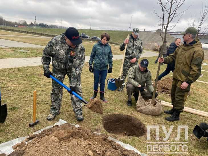 Лукашенко с сыновьями принимает участие в субботнике