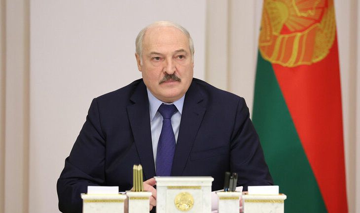 Лукашенко назвал польскую PiS консервативной партией политиканов, теряющей поддержку