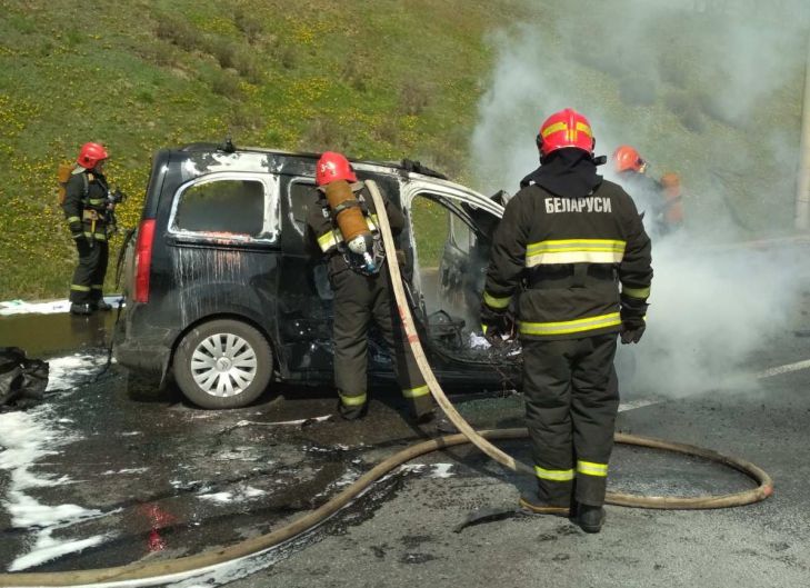 На МКАД горел автомобиль: пострадали два человека