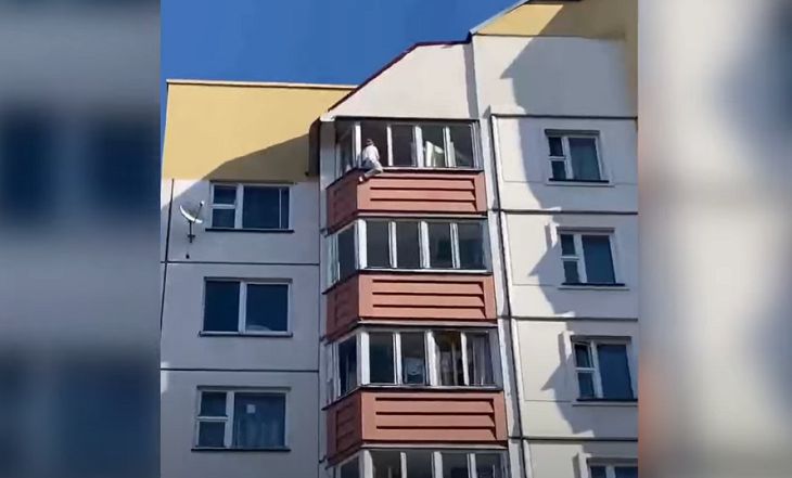 В Минске спасатели сняли девушку с балкона 9-го этажа – кадры девушка