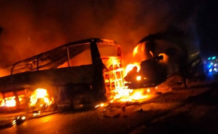 В Египте автобус столкнулся с бензовозом – 20 человек сгорели заживо В Египте автобус столкнулся с бензовозом – 20 человек сгорели заживо