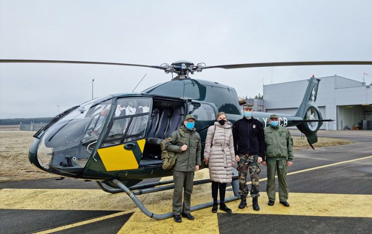 Глава МВД Литвы проинспектировала границу с Беларусью вертолет