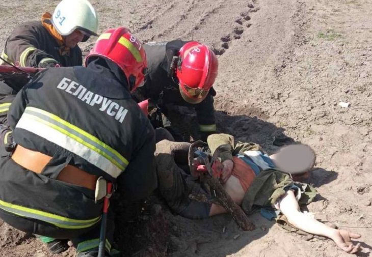 Он был в сознании. Под Ивацевичами мужчине зажало ноги фрезой мотоблока мчс