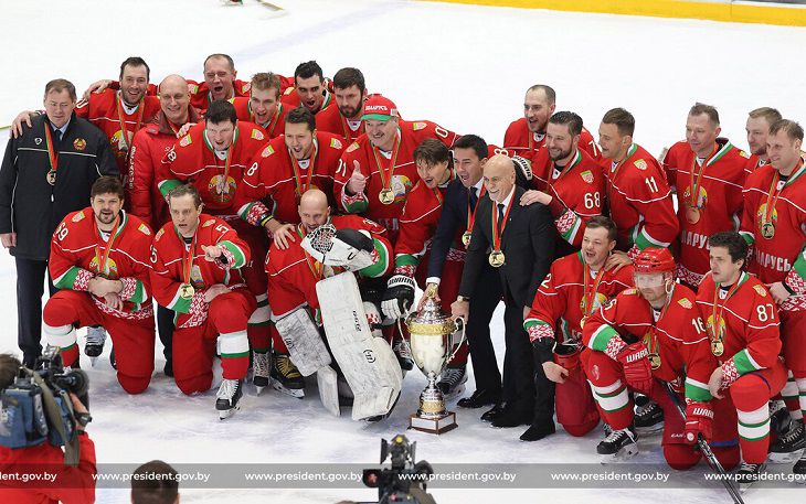 Президентская команда выиграла республиканский турнир любителей хоккея. Николай Лукашенко оформил дубль команда