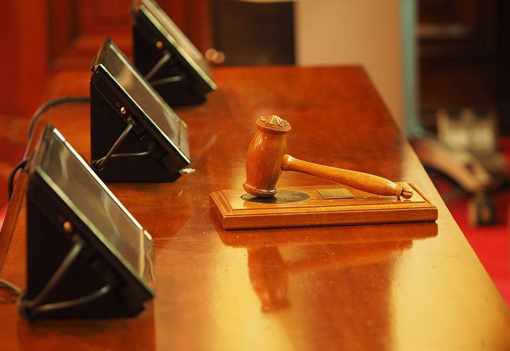 Жителю Ельска дали 1,6 года за оскорбление милиционера суд