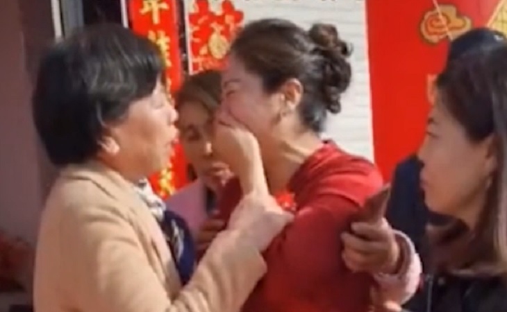 Мать жениха на свадьбе опознала в невесте родную дочь, потерянную 20 лет назад Мать жениха на свадьбе опознала в невесте родную дочь, потерянную 20 лет назад