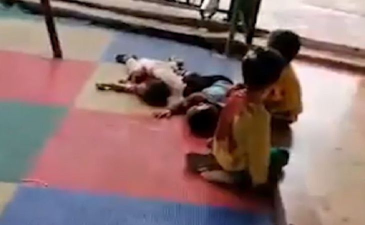 В Китае неизвестный напал на детский сад: изрезал 16 детей и двух воспитателей
