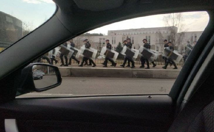 На улицах Минска с утра заметили силовиков и спецтехнику: как пояснили это в МВД