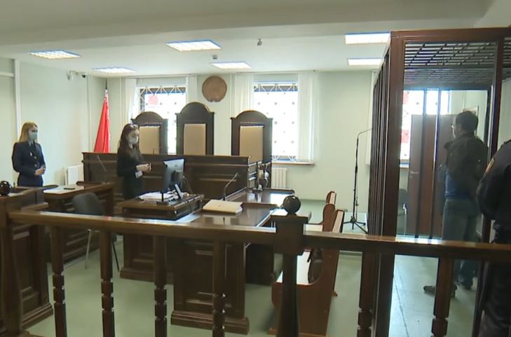 Житель Минского района развешивал на мосту чучела с фотографиями милиционеров: суд вынес приговор суд