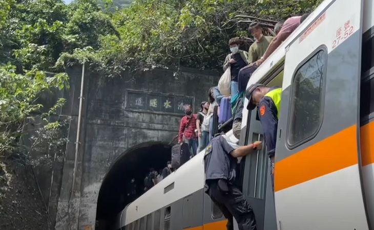 На востоке Тайваня пассажирский поезд сошел с рельсов: 40 человек погибли На востоке Тайваня пассажирский поезд сошел с рельсов: 40 человек погибли