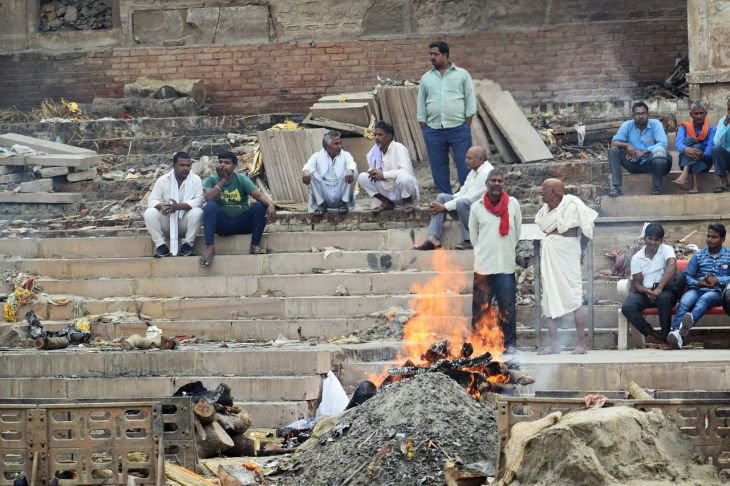 Ковидный ад на Земле: В Индии крематории не справляются, трупы сжигают прямо на улицах