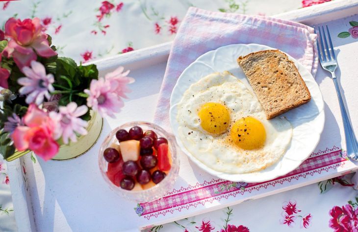 Диетолог опроверг миф о вреде холестерина в яйцах