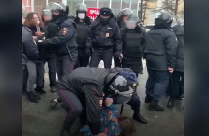 Арест сколько суток. Задержание Тимы белорусских. Задержанные на похоронах Навального. Задержание на могиле Навального. Сколько задержанных в России за Навального.