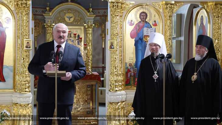 Лукашенко передал в дар церкви воссозданную святыню - напрестольный Туровский крест