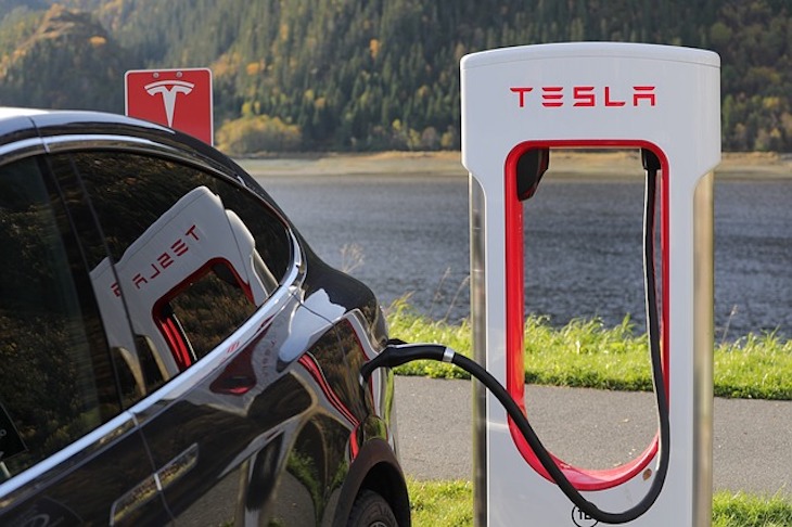 Маск приостановил продажу Tesla за биткоины тесла