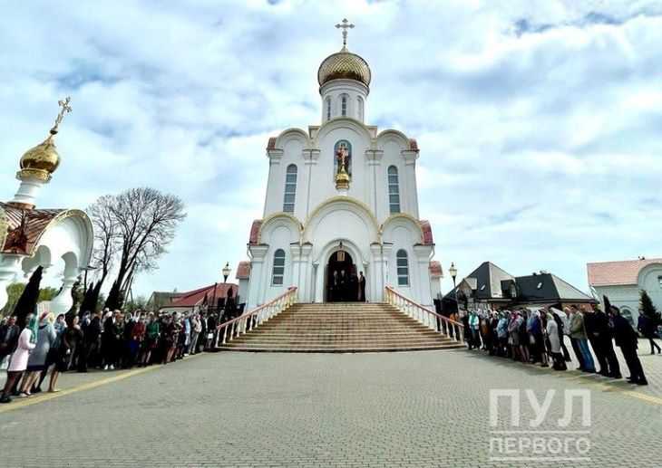 Прихожане в Турове собрались возле храма: будут встречать Лукашенко 