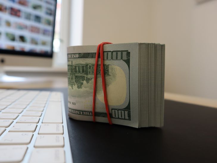 Удача свалится неожиданно: какие знаки зодиака сорвут денежный куш в последние майские дни деньги