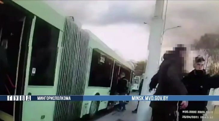 В Минске мужчина атаковал женщину и ограбил ребенка задержание