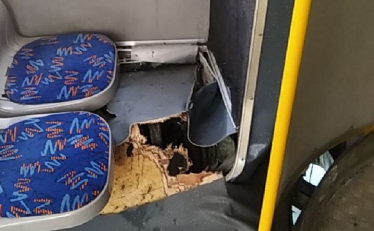 Странная авария в Минске: плитка пробила дно автобуса и ударила пассажира