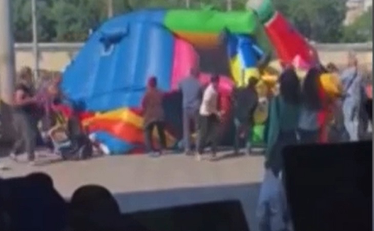 Надувной батут с детьми взлетел на воздух в Барнауле Надувной батут с детьми взлетел на воздух в Барнауле