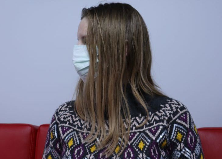 «С отрицательными ПЦР-тестами также лечат». Минздрав о ситуации с COVID-19 в Минске девушка