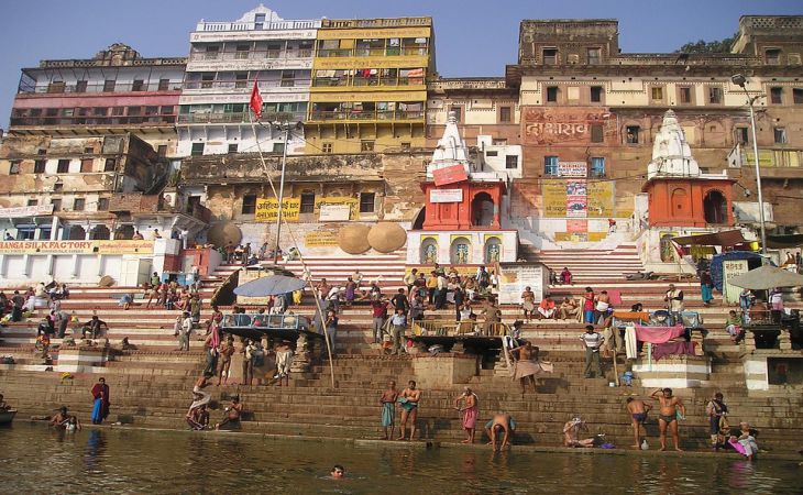 Сотни тел умерших от коронавируса выловили в священной реке Ганг в Индии 