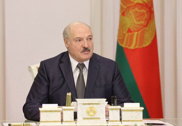 Лукашенко призвал платить нормальную зарплату госслужащим, чтобы не брали взятки Лукашенко